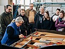 Jak se vyr�b� klav�ry, si p�ijeli do kr�lov�hradeck� firmy prohl�dnout mana�e�i...