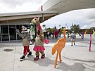 Maskoti Zoo Miami procházející se u vchodu. (15. ervence 2016)