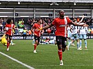 Teden Mengi z Lutonu oslavuje neplatný gól v utkání s Nottinghamem.