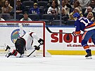 Matt Martin z New York Islanders stílí gól skrze ottawského Mathiew Josepha.
