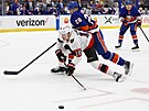 Alexander Romanov z New York Islanders naráí zezadu do Tima Stutzleho z Ottawy.