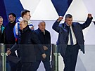 Poraený kandidát na ruského prezidenta Leonid Sluckij zvedá vítzn ruce,...