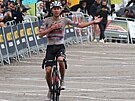 Slovinský cyklista Tadej Pogaar vítzí ve 2. etap závodu Kolem katalánska.