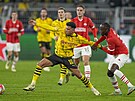 Nedovolen bránný kídelník Dortmundu Jadon Sancho (10) v utkání s PSV.