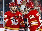 MacKenzie Weegar (52) a Daniil Miromanov (62) se radují z gólu Calgary Flames.