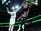 Jaden Ivey (23) z Detroit Pistons zakonuje na ko Boston Celtics kolem Luka...
