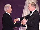 Reisér Christopher Nolan pebírá Oscara od Stevena Spielberga (10. bezna...