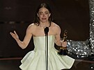 Hereka Emma Stoneová se dojímá nad ziskem Oscara za film Chudáci (10. bezna...