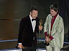 James Price a Shona Heathová dkují za Oscary, které získali za nejlepí...