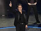 Robert Downey Jr. zdraví aplaudující sál poté, co si doel pro Oscara za...