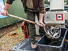 Lesnci dovezli ndr s rybkami do arelu kempu na Stbrnm rybnce. (14....