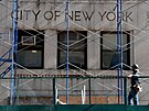 Leení ped nápisem City of New York na Manhattonu (14. srpna 2023)