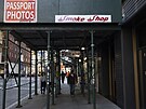 Leení v New Yorku zakrývá nkteré obchody a trafiky. (9. íjna 2023)
