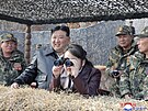 Severokorejský vdce Kim ong-un s dcerou dohlíeli na vojenský výcvik. (15....