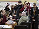 Lidé v poslední den ruských voleb stojí ve front v Petrohradu. Pesn v...