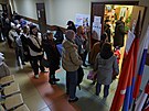 Lidé v poslední den ruských voleb stojí ve front ve volební místnosti msta...
