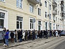 Lidé v poslední den ruských voleb stojí ve front ped volební místností v...