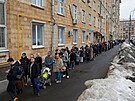 Lidé v poslední den ruských voleb stojí ve front ped volební místností v...
