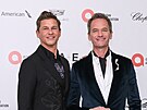 David Burtka a Neil Patrick Harri na oscarové party Eltona Johna (Los Angeles,...