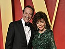 Percy Gibson a Joan Collinsová na Vanity Fair Oscar party (Los Angeles, 10....