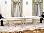 Emmanuel Macron na náv�t�v� u Putina v Kremlu  �trnáct dní p�ed invazí Ruska na...