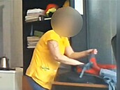 Skrytá kamera v ostravské firm odhalila, jak uklízeka krade vci z kanceláí....