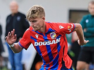 Plzeský fotbalista Pavel ulc klikuje v duelu s Tobolem Kostanaj.