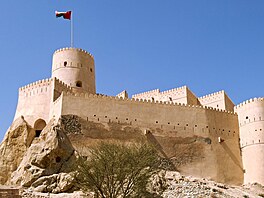 Psobivým rozhledem nad údolím Al-Batinah se me pochlubit hrad Nakhal....