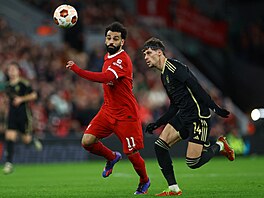 Liverpoolský úto�ník Mohamed Salah (vlevo) stíhaný Veljkem Birman�evi�em ze...