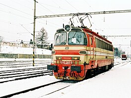 Laminátka 240 260-0 na nádra�í v Jihlav� (29. ledna 2004)