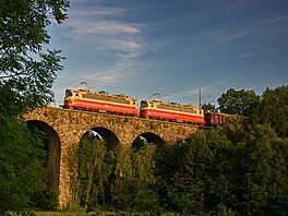 Dvojice retro laminátek 230.091 a 230.061 v polomá�eném nát�ru v �ele...