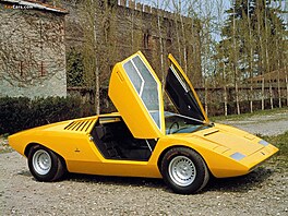 Hlavn ádnou nudu! Italský samouk Marcello Gandini vytváel návrhy aut ve svém...