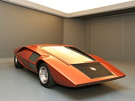 Klín na kolech: Studie Lancia Stratos Zero tvaru monolitu mí na výku jen 85...
