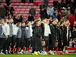 Sparané na dkovace s fanouky po utkání v Liverpoolu.