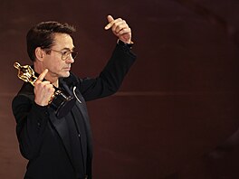 Robert Downey Jr. pózuje s Oscarem, kterého získal za vedlej�í roli ve filmu...