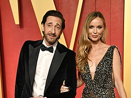 Adrien Brody a Georgina Chapmanová na Vanity Fair Oscar party (Los Angeles, 10....