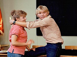Veronika �ilková a Miroslav Vladyka v seriálu My v�ichni �kolou povinní (1984)