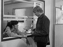 Markéta Fi�erová a Miroslav Vladyka v seriálu My v�ichni �kolou povinní (1984)