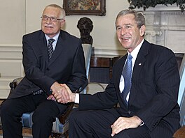 Prezident Václav Klaus a americký prezident George Bush (8. bezna 2005)