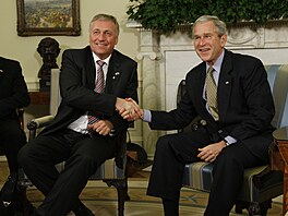 Premiér Miroslav Topolánek a americký prezident George Bush (27. února 2008)