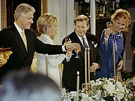 Americký prezident Bill Clinton s manelkou Hillary a prezident Václav Havel s...