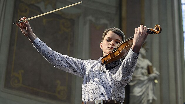 Vint Langek si sm housle vybral, kdy mu bylo pt let, nyn ve trncti hraje repertor uren studentm konzervatoe. (12. bezna 2024)