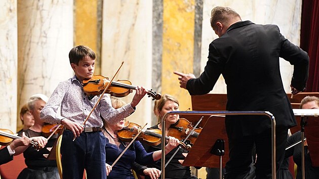 Vint Langek si sm housle vybral, kdy mu bylo pt let, nyn ve trncti hraje repertor uren studentm konzervatoe. (12. bezna 2024)