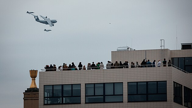 Pi pleitosti oslav 25. vro vstupu zem do NATO se nad eskem uskutenil prlet esti letoun spojeneckch sil. Ti sthac letouny JAS-39 Gripen z letectva slav, dva Eurofightery Typhoon a dopravn letoun Airbus A-400MS Atlas z Nmecka. (12. bezna 2024)