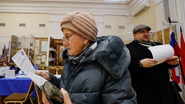 Lid hlasuj v ruskch prezidentskch volbch ve mst Vidnoje v Moskevsk oblasti. (15. bezna 2024)