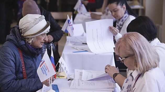ena dostv hlasovac lstek ve volebn mstnosti v Mariupolu v Ruskem kontrolovan Donck oblasti na vchod Ukrajiny. (15. bezna 2024)