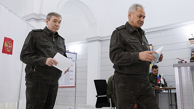 Ruský ministr obrany Sergej �ojgu a ná�elník ruského generálního �tábu generál...
