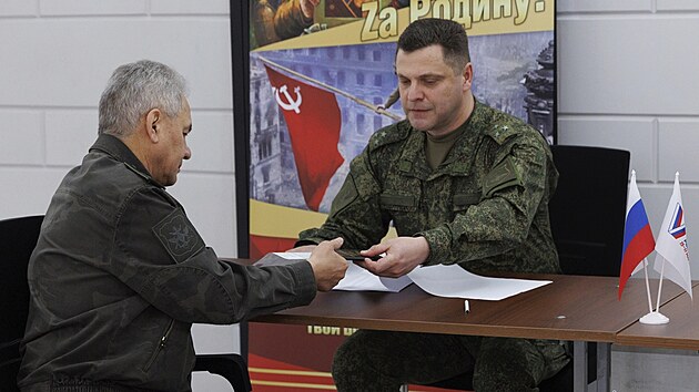 Rusk ministr obrany Sergej ojgu ve volebn mstnosti v Jinm vojenskm okruhu v Rusku (15. bezna 2024)