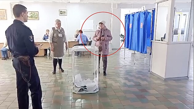ena ve volebn mstnosti v Borisoglebsku na protest vylila zelenou barvu do volebn urny. (15. bezna 2024)