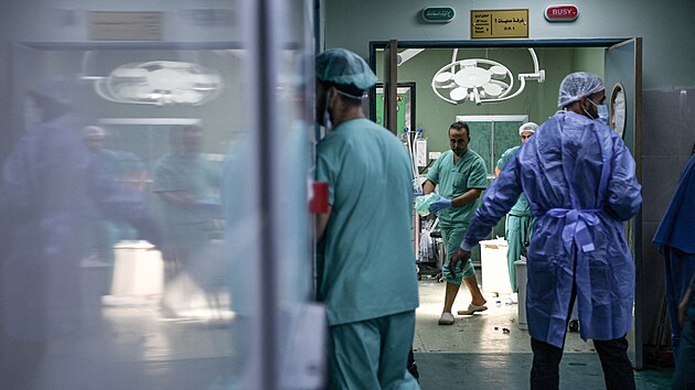 Zdravotníci pracují v Násirov nemocnici v Chán Júnisu v Gaze. (11. prosince...